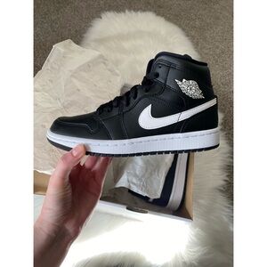 Nike Air Jordan 1 Mid Black and White EUC